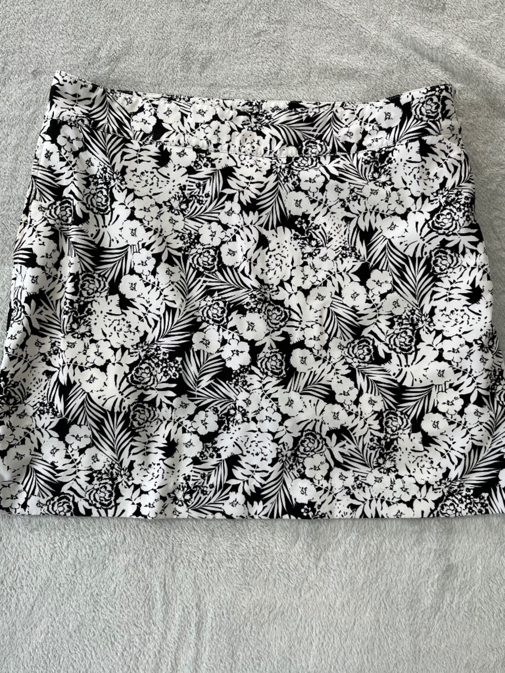 Izod Golf Floral Skort sz 8 Black & White Tennis Pickleball Travel Work